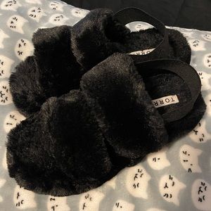 EUC Torrid black faux fur platform slippers Sz 9 Wide Width
